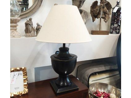 Designová stolní lampa v interiéru