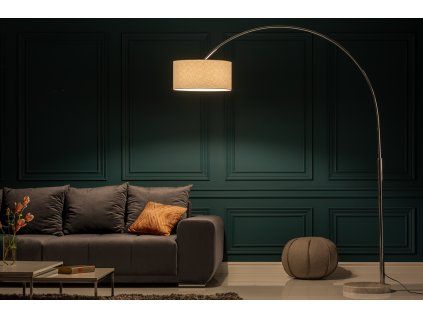 Moderní stojací lampa se lněným stínidlem a mramorovou podstavou.