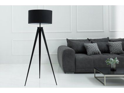 Designová stojací lampa s černým stínidlem.