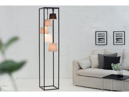 Stylová stojací lampa s černým kovovým rámem.