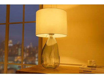 Stolní lampa s elegantní skleněnou základnou