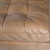 Kožená pohovka s dřevěnými nohami