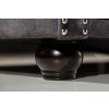 Detail prošívaného čalounění Chesterfield se zlatými druky