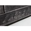 Detail prošívaného čalounění Chesterfield se zlatými druky