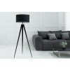 Designová stojací lampa s černým stínidlem.