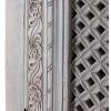 Detail na ručně vyřezávaný vzor designové skříně